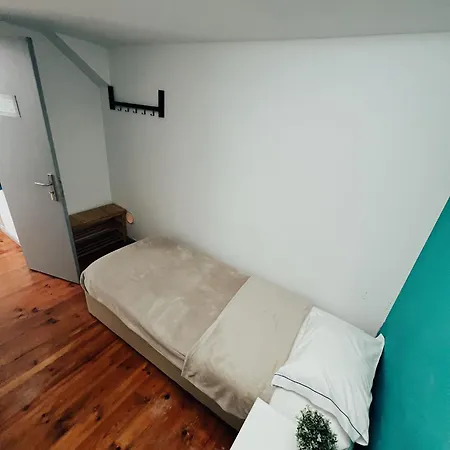 By Doors Hostel Πόρτο