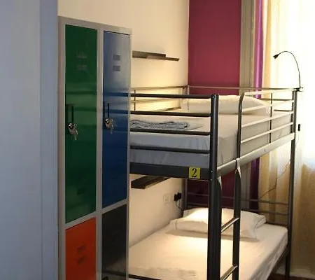 By Doors Hostel Πόρτο
